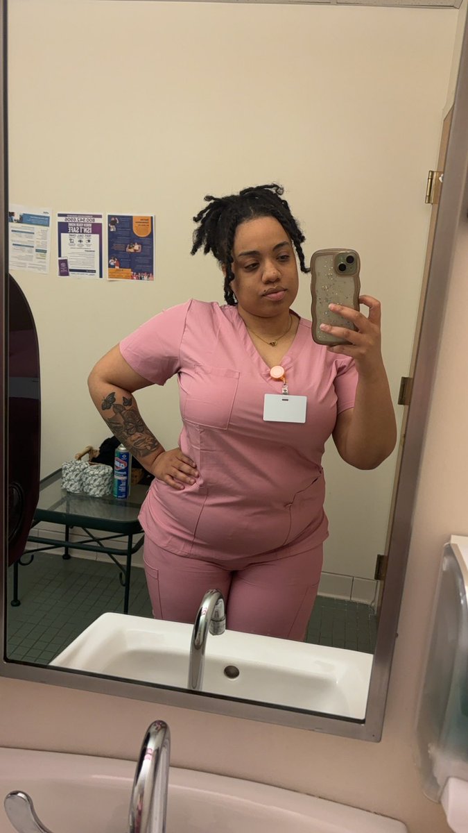 ravy_redd's tweet image. Orientation day at my second job 🤑

#RA #medtech #CNA #LPNLoading #futureRN