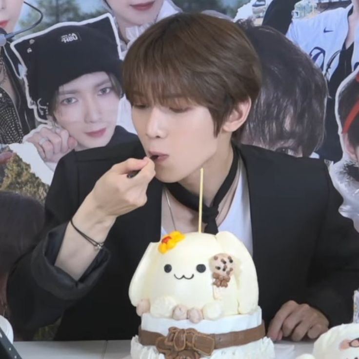 #NewProfilePic i’m 25 in my timezone that’s crazy