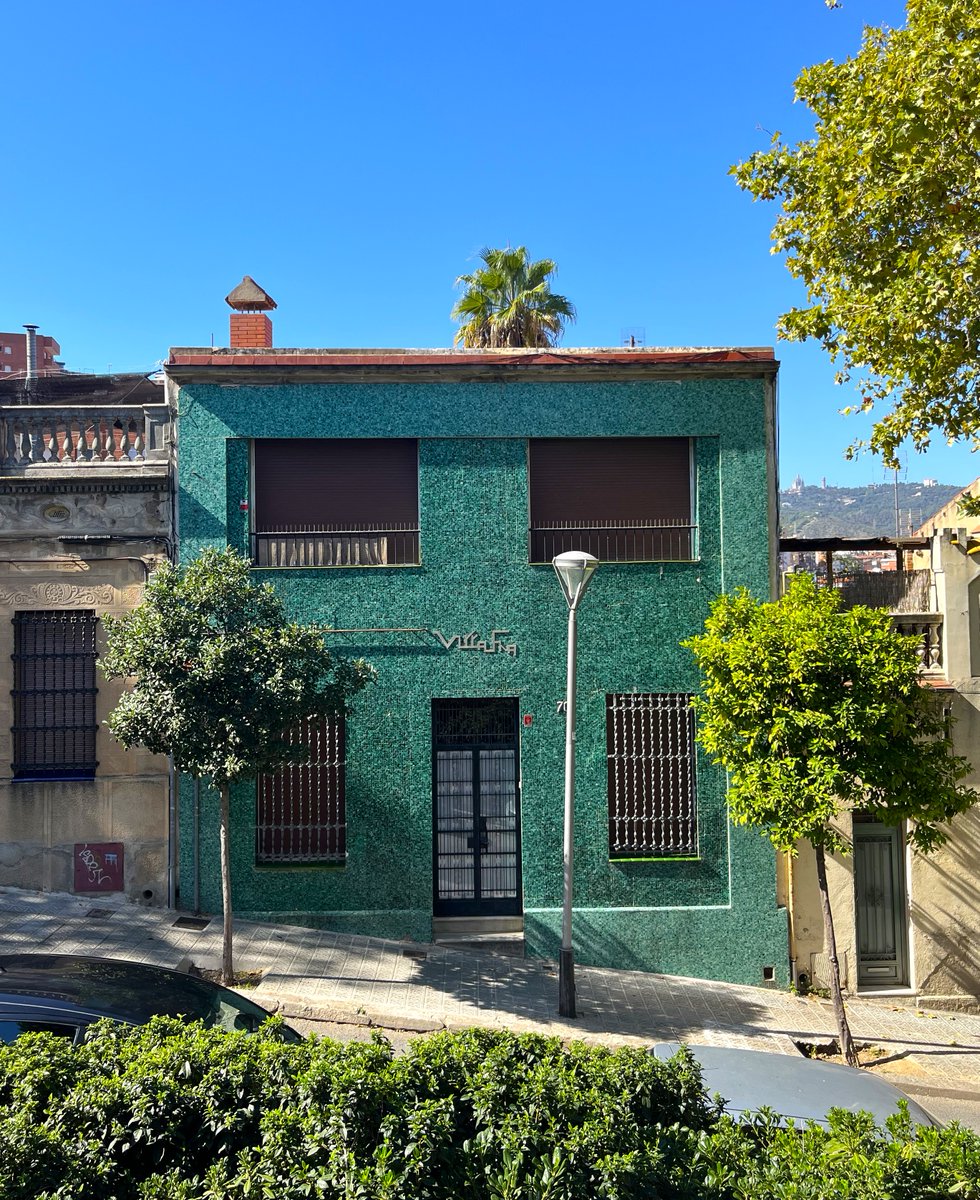 Bcnsingular's tweet photo. Una finca del 1940 a la #FontdenFargues que trenca l'harmonia (Vil·la Fina, pg. Font de la Mulassa 70) https://t.co/Wli2MACaim