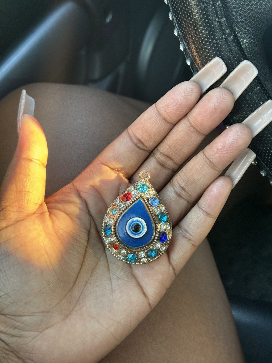 Blaque_Mystic's tweet photo. Had this keychain for TWO YEARS… no issues. Yesterday was my last day at my job and it broke off seamlessly..  Like fell right to the floor. Mannnnn listen.. 😭😭😭😭 https://t.co/n9nifDbAHN