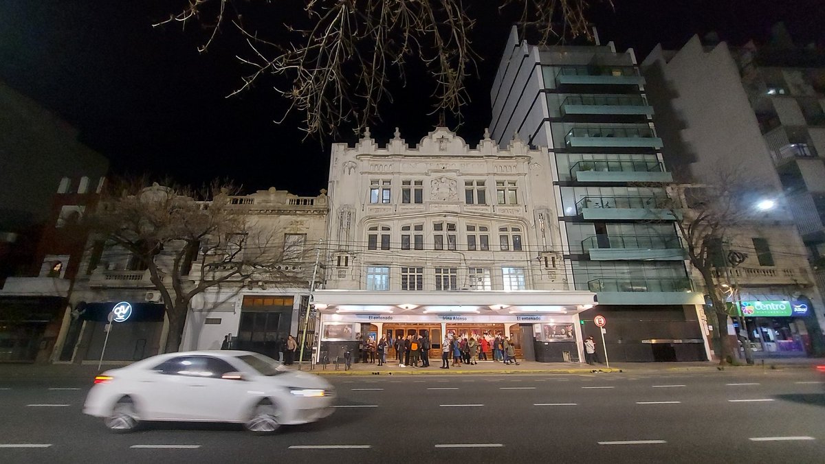 Teatro Regio. Ciudad de Buenos Aires. Inaugurado el 24 de mayo de 1929. Inspirado en el estilo barroco español. Forma parte del Complejo Teatral de la Ciudad Autónoma de Buenos Aires. 
Actualmente se está presentando la compañía española La Zaranda.
<a href="/elSanMartinCTBA/">Complejo Teatral BA</a> 
#teatro