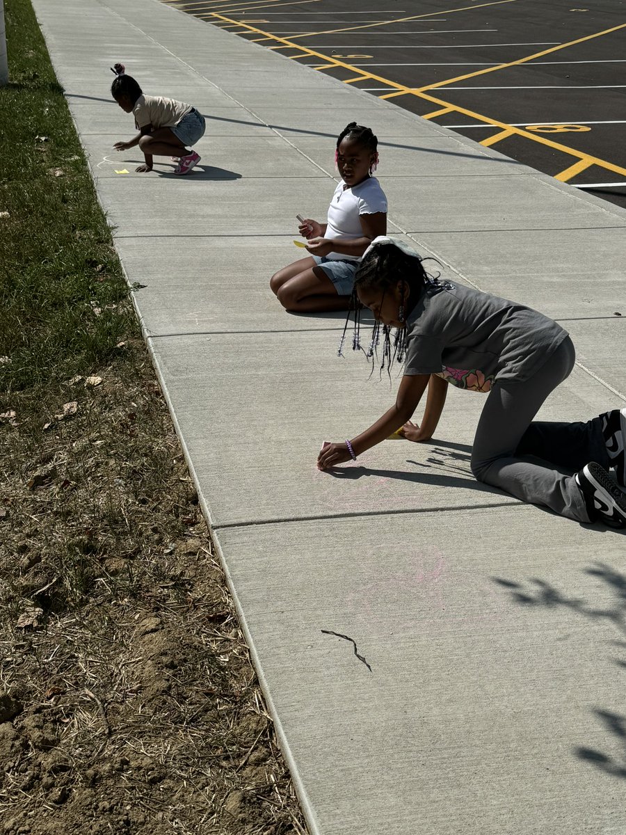 Today was our first Kindness Club of 2024! We decorated the sidewalk to welcome the students and teachers tomorrow! #BeKing #WarrenWill