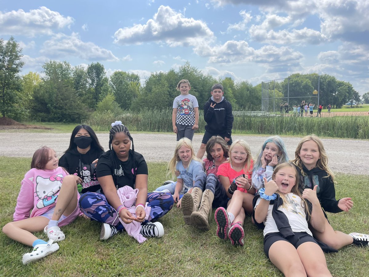 kstoldt's tweet photo. Sunshine and smiles today at recess! 😊☀️#theMESway https://t.co/j7uypiPncI