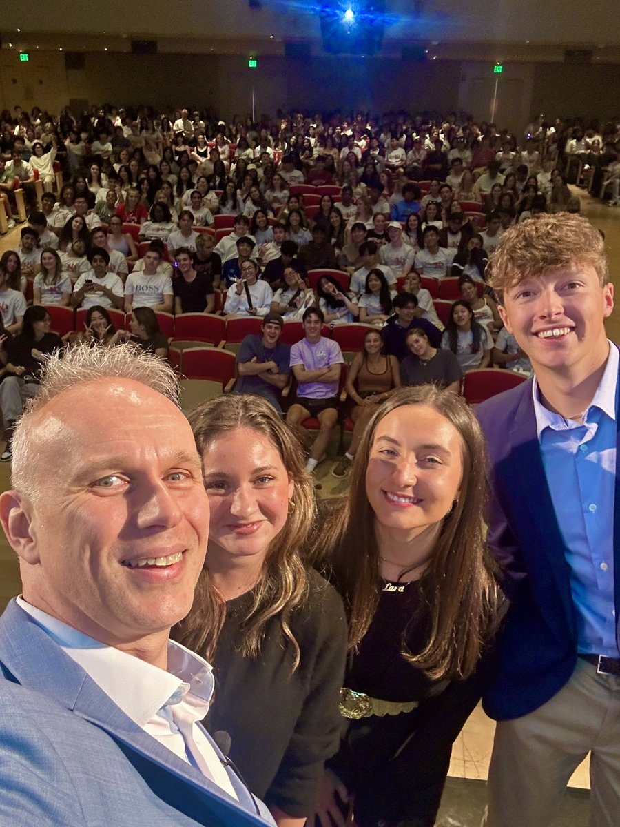 POV: Kicking off your Fall semester with a selfie with the Dean 🤳