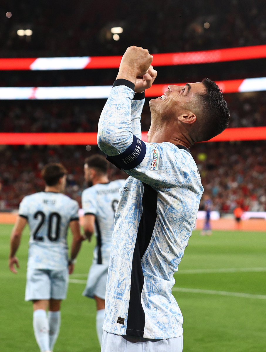 #البرتغال_كرواتيا 
#كريستيانو_رونالدو فرحا بتسجيله الهدف رقم 900 ⚽️