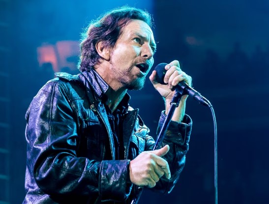 En Rock Stories, 5 pm por 92.5 MIX FM te  platico sobre:
otros trabajos antes de ser estrellas de la musica como 
Edward Louis Severson III, más conocido como Eddie Vedder fue guardia de seguridad antes de ser rockero y pertenecer a el grupo estadounidense de grunge Pearl Jam.