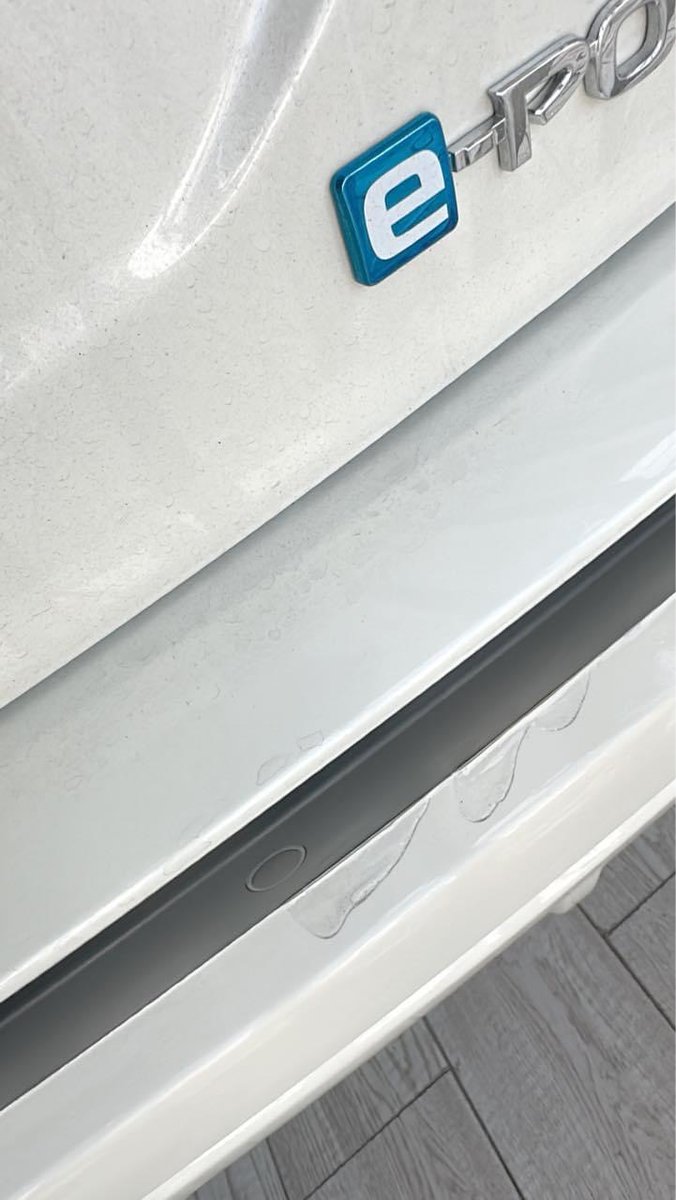 Tisrra's tweet photo. EVIDENTEMENTE ES UN ERROR DE PINTURA, PERO @Nissan_mx  NO QUIERE RESPONDER, AUN TENGO GARANTIA Y EL AUTO NO TIENE NI 20 DÍAS CONMIGO @Profeco https://t.co/Mf1130lGKR