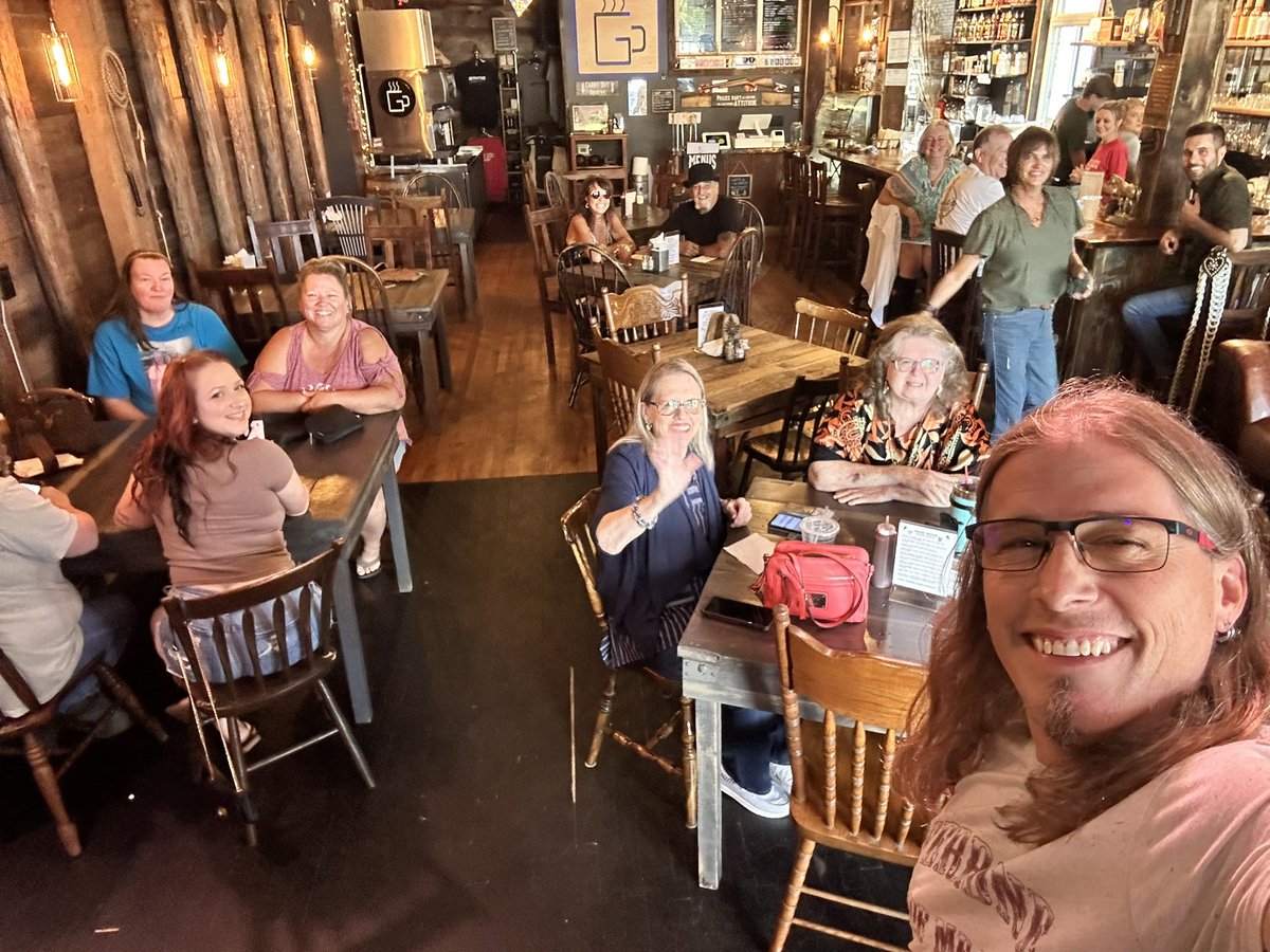 Folks are already coming in and I don’t go on until 7. 🤷🏼‍♂️ Grateful people want to hear me tell my stories. 
•
Come on out! <a href="/craigcampbelltv/">Craig Campbell</a> &amp; <a href="/mindyellismusic/">Mindy Ellis Campbell</a> have a done a great job here in the community at @GrindstoneCowboyCoffee 
•
Thank you for supporting me and my music!