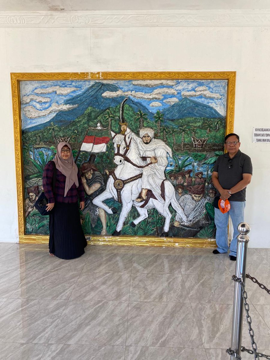 murlantamba's tweet photo. Berziarah ke makam Imam Bonjol.
Peto Syarif Ibnu Pandito Bayanuddin Gelar Tuanku Imam Bonjol Pahlawan Nasional lahir pada tahun 1774 di Tanjung Bungo, Bonjol, Sumbar. Di Desa Lotta, Kec Pineleng, Kabupaten Minahasa Prov. Sulut, terdapat sebuah bangunan seperti rumah adat minang. https://t.co/ccT53rEmyv
