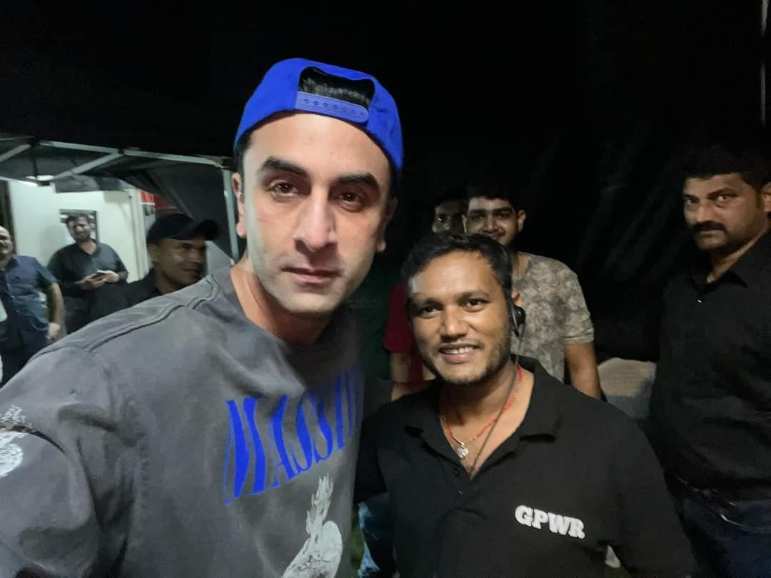 ranbirkapooron's tweet image. Yesterday: Ranbir Kapoor with a fan on the sets of Ramayana 💙

#RanbirKapoor #Ranbir #Ramayana