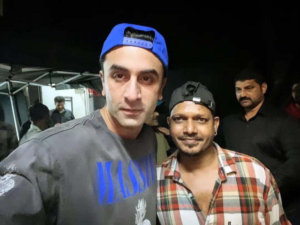 ranbirkapooron's tweet image. Yesterday: Ranbir Kapoor with a fan on the sets of Ramayana 💙

#RanbirKapoor #Ranbir #Ramayana