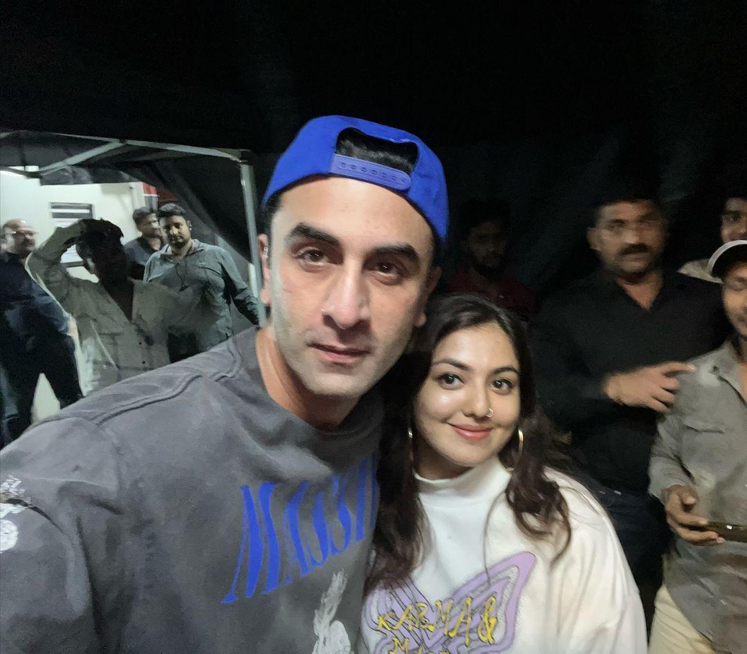 ranbirkapooron's tweet image. Yesterday: Ranbir Kapoor with a fan on the sets of Ramayana 💙

#RanbirKapoor #Ranbir #Ramayana