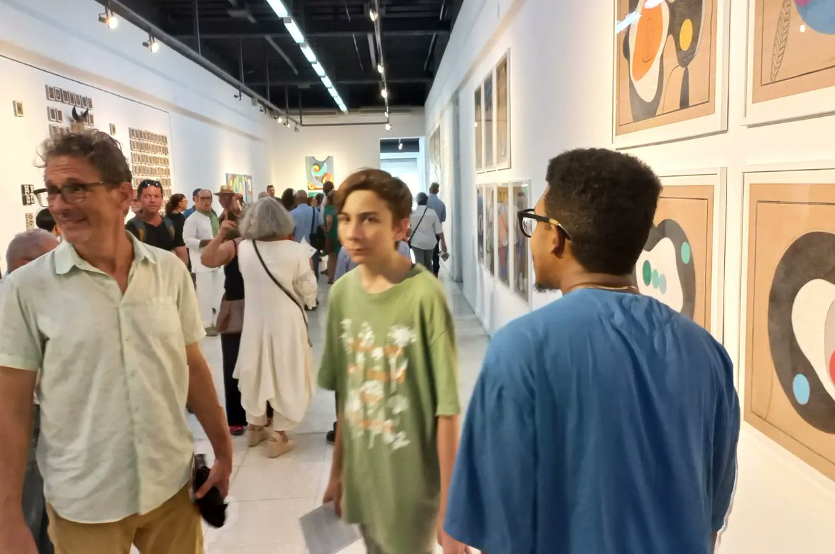 Tuyomasyo's tweet photo. Está pasando y lo estás viendo:
Inauguración de la exposición personal "Eureka" de Nelson Villalobos, en la Galería La ACACIA.
El artista recibió a los invitados con unas breves palabras, en las que pidió a los presentes, un minuto de silencio para honrar al amigo Paneca https://t.co/Etm4iGsrYa