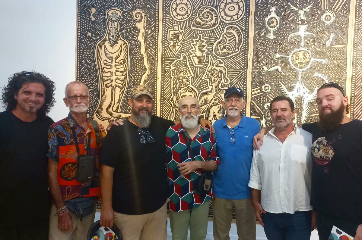 Tuyomasyo's tweet photo. Está pasando y lo estás viendo:
Inauguración de la exposición personal "Eureka" de Nelson Villalobos, en la Galería La ACACIA.
El artista recibió a los invitados con unas breves palabras, en las que pidió a los presentes, un minuto de silencio para honrar al amigo Paneca https://t.co/Etm4iGsrYa
