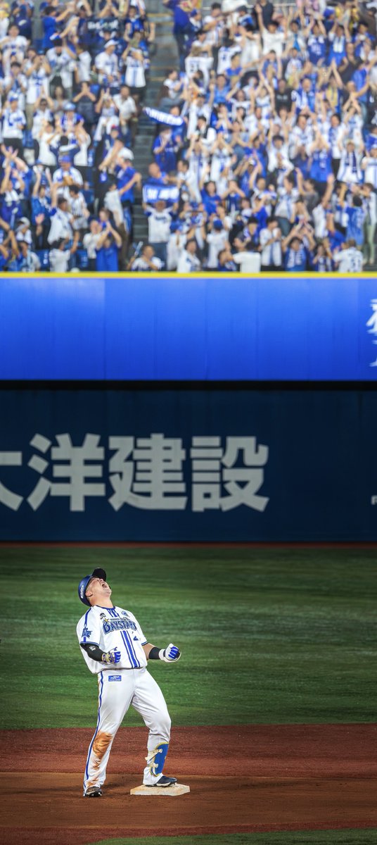 r_t_bay's tweet image. 同点タイムリーに吠えるキャプテンと
この日、最高潮の盛り上がるを見せるライトスタンド

#横浜優勝 #牧秀悟  #baystars #横浜DeNAベイスターズ #横浜スタジアム