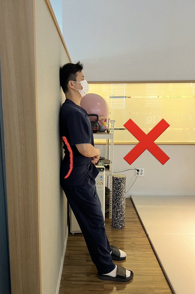 Exercise_Rehap's tweet image. 어깨가 말려 라운드 숄더가 있거나, 등과 목이 점점 거북이처럼 굽어지고 있다면, 아래영상처럼 벽에 등을 대고 만세 운동을 해주세요.
벽에 등을 대는 것만으로도 뇌의 자세인식에 대한 피드백을 보내 평소 등이 과도하게 굽어지는 걸 방지할 수 있으며, 등을 벽에 붙이는 것 자체가 체간의…