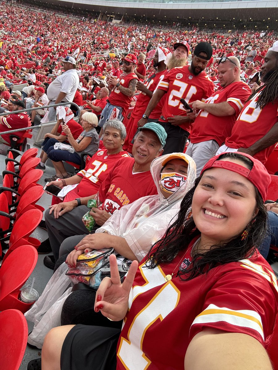 pilipina's tweet photo. With family! @Chiefs #chiefskingdom https://t.co/2TFf1M4JCZ