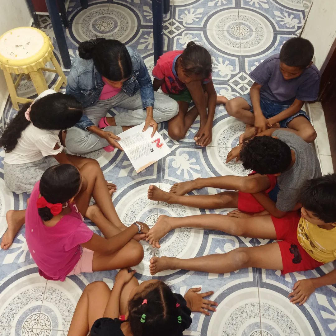 Hoy celebramos el #MesDelPatrimonio retomando el Club de Lectura.
Los niños eligieron sus libros favoritos fábulas cuentos que siguen despertando su imaginación sin importar cuántas veces los hayan leído. ¡Así seguimos cultivando el amor por los libros! 📚✨#lectura #Bibliobarrio