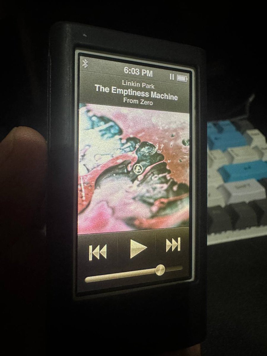 zerodragon's tweet photo. Reviviendo al pequeño para escuchar esta joyita #TheEmptinessMachine #LinkinPark https://t.co/Wl5YC8DxNX
