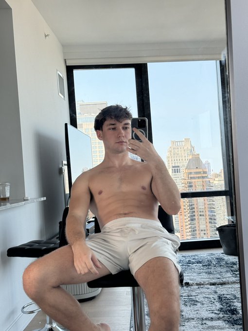 Who wants to sit on my lap https://t.co/SmfMjmw1Im