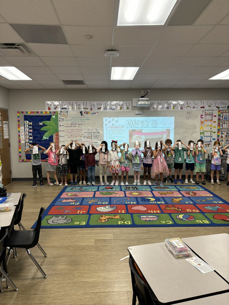 WhiteCarolyna's tweet photo. @mfowlerr24 friends @yaleroadrunners had a blast collaborating on a human number line! The discussions about where each number should go were the highlight. @ccgreer28 @HollyGoTweets @RISDmath #RISDBeTheOne https://t.co/EWa3R1t2je