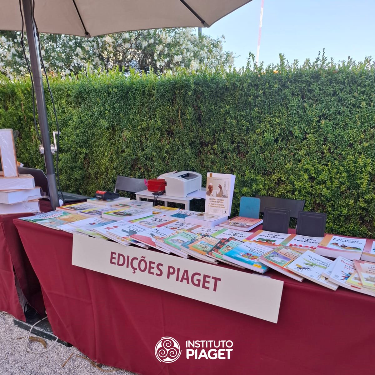 ipiaget's tweet photo. Nos jardins do Palácio de Belém, a nossa editora mostrou o seu portfólio durante a #FestadoLivro. Entre as personalidades a cruzar o espaço estiveram o nosso secretário-geral, Rui Tomás, e o diretor-geral das Edições Piaget, Cláudio Masi.
#ipiaget #edicoespiaget #livros #cultura https://t.co/ZXRFOZUIQz