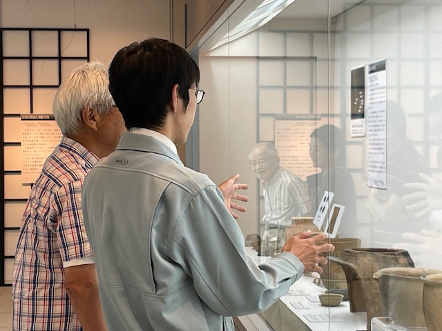 ikehaku's tweet photo. 本日、一通り資料を並べ終わった特別展示室にて、博物館スタッフ向けの内覧会を行いました。
名誉館長以下、15名ほどで展示を確認し、最後に微調整をして仕上げます。
特に館長からは、担当学芸員へ、熱い指導が入りました。
#狭山池博物館 #sayamaikemuseum #tadaoando #andomuseum #いまそれいうか https://t.co/voXznW8oCF