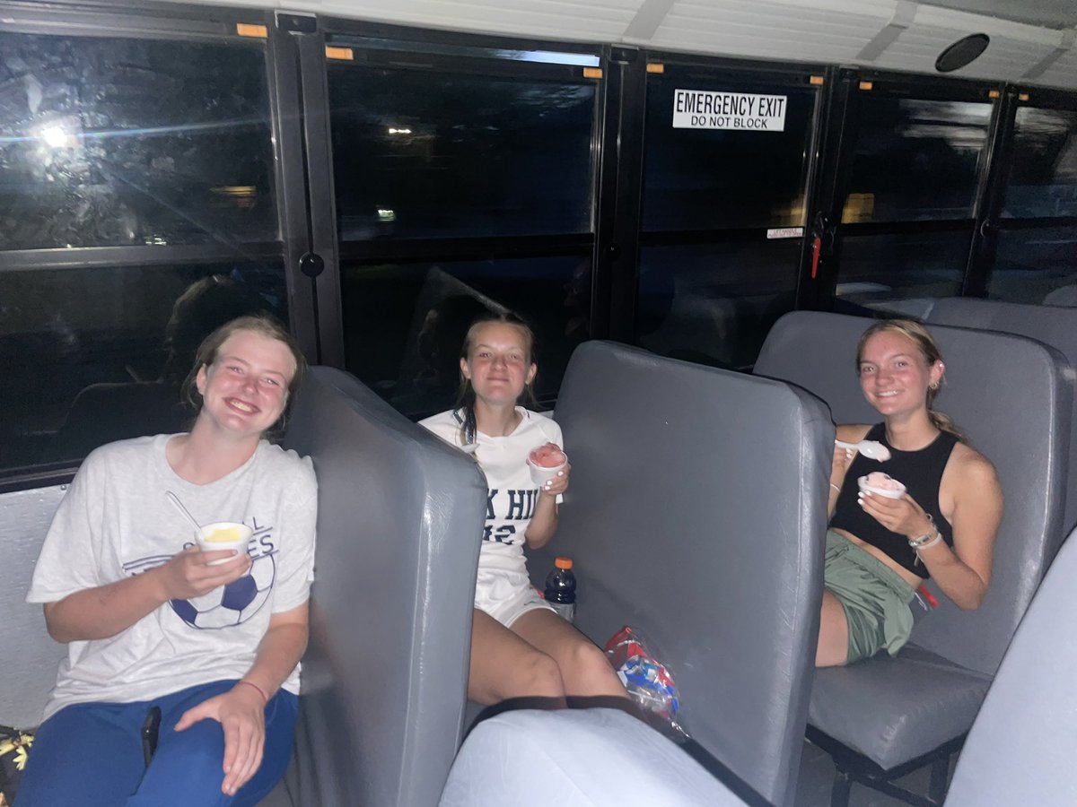 Oak_soccer's tweet photo. 8-0 win calls for celebratory ice cream 🦅✨🍦 https://t.co/03AATeX9O5