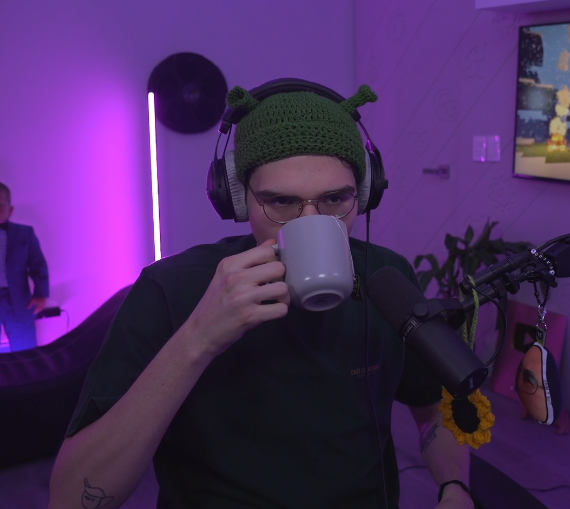 koolofiu's tweet photo. tan bello con su gorro de sherk <3 https://t.co/6vpJVe00LJ