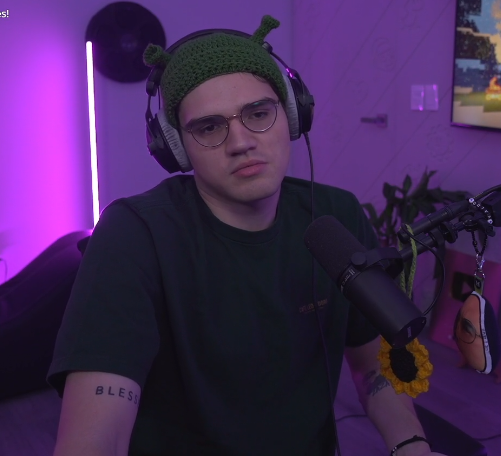 tan bello con su gorro de sherk <3