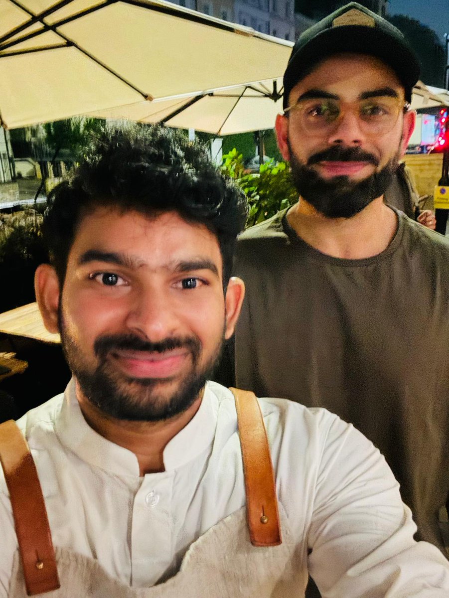 KTRFANn's tweet photo. It was a great moment ❤️for me in London 🇬🇧 I met king of cricket🇮🇳Virat Kohli @imVkohli #kingkohli @TeamVirat #kingkohli #sumi #ViratKohli𓃵 #ViratKohli https://t.co/UEjbf4Om0c