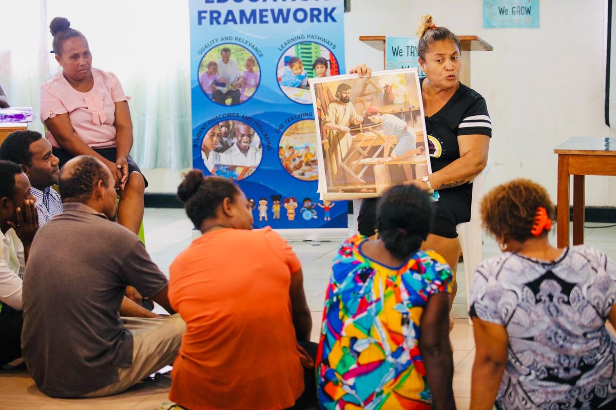 UNICEFPacific's tweet photo. A new Pre-Primary Year (PPY) training for teachers will benefit 5-year-olds before they transition to primary learning.

Supported by @PPacref and @MFATNZ, over 100 teachers from 42 schools in the Solomon Islands have been trained on the PPY Teacher Training Guide. https://t.co/AoyT7lOCF2