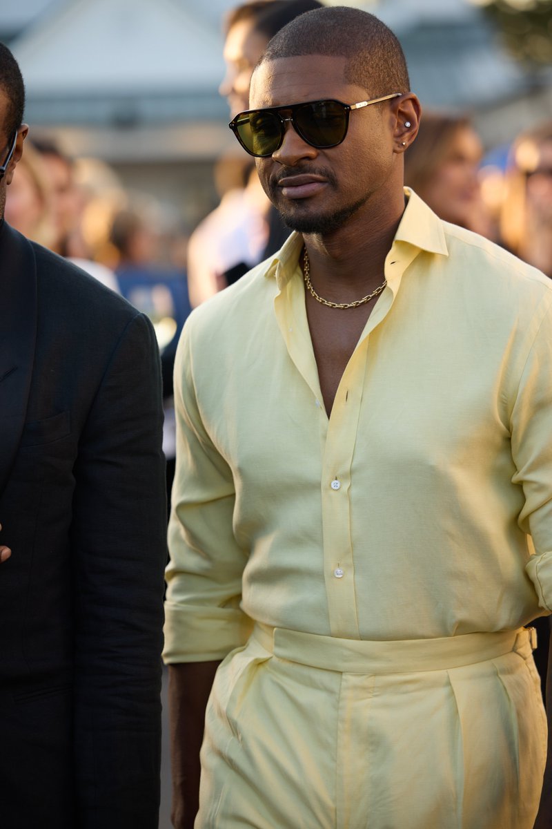 RalphLauren's tweet photo. #Usher wears #RLPurpleLabel as he arrives at the #RalphLaurenSP25 Fashion Show in the Hamptons.

#RLInTheHamptons https://t.co/K7jSEPmFgl
