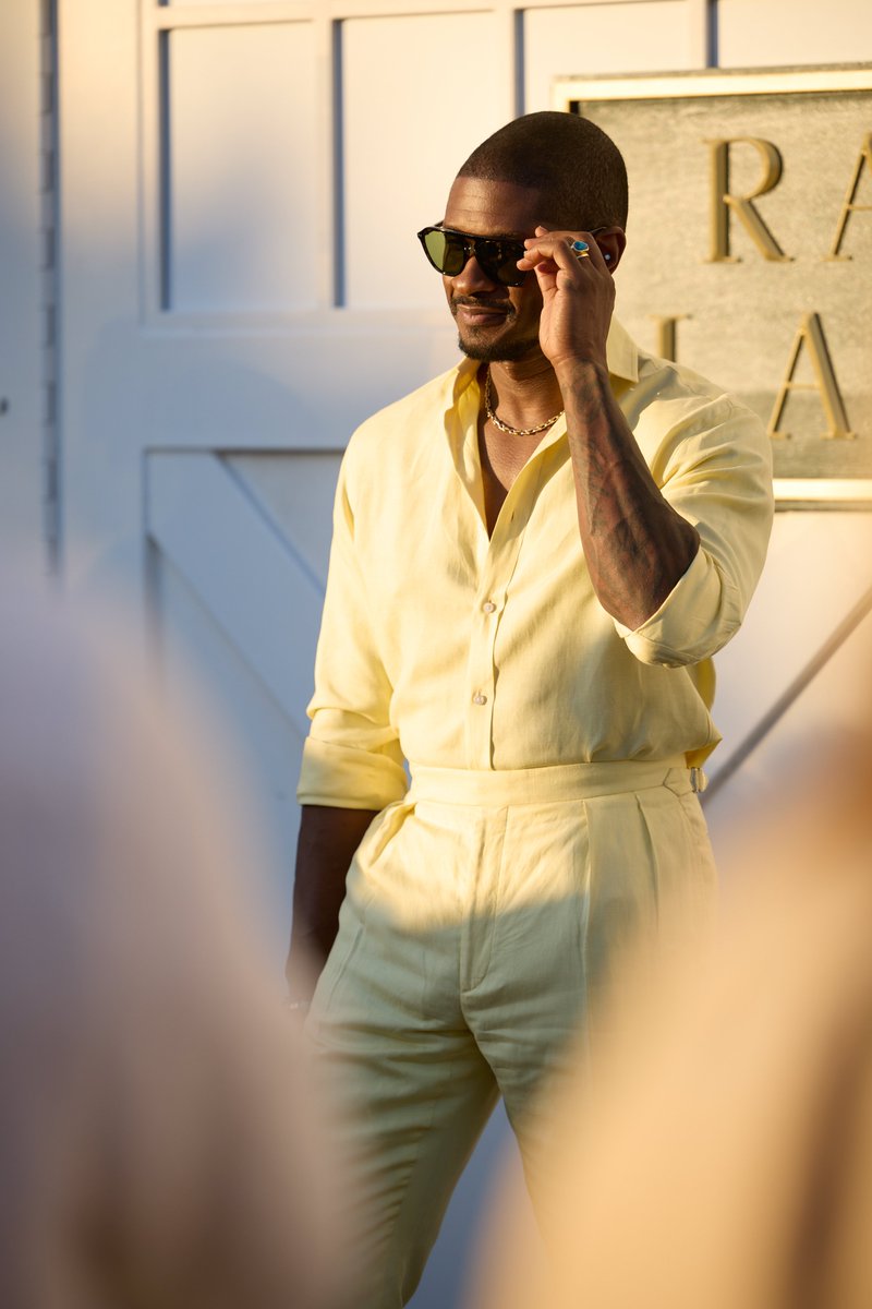 RalphLauren's tweet photo. #Usher wears #RLPurpleLabel as he arrives at the #RalphLaurenSP25 Fashion Show in the Hamptons.

#RLInTheHamptons https://t.co/K7jSEPmFgl