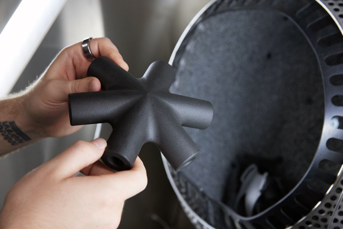 Fuse Blastのアップグレード製品 Fuse Blast Polishing Systemは、研磨処理によりSLS造形品の表面をより滑らかに仕上げ、半光沢で傷がつきにくく、そのまま染色可能な状態に仕上げます。Polishing Systemを追加することで、消費者の目に触れる最終製品としても劣らない手触りと外観が実現します。