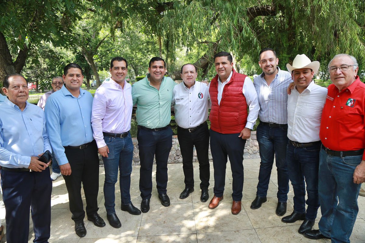 ArielMaaLopez's tweet photo. Gran jornada de unidad hoy en Lerdo junto a nuestro presidente del @CDE_PRI_Durango, @ErnestoAlanisH y  militantes Priístas. 

Aprovechamos la ocasión para celebrar el cumpleaños del presidente municipal, @HomeroMartinezC. 🎂 https://t.co/PaRQ8WF1wG