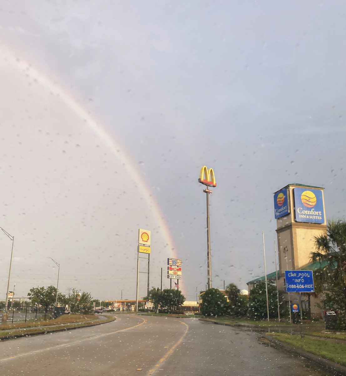 MsClementineCE's tweet photo. We witnessed a beautiful rainbow as we headed to @CimarronElem Spirit Night. My mini and I were happy to see so many current and former Cheetahs. #CECheetahs #CimarronWorldTour #ItsAlwaysSunnyAnd70atCimarron #SpiritNight #KatyISD https://t.co/zGIfMJik9V