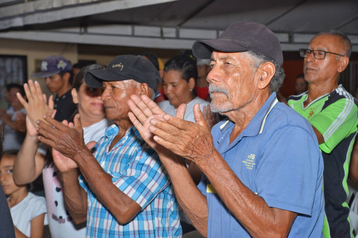 Seguimos con más #ObrasPaLaGente. 

Más de 500 metros lineales de concreto para el barrio Chiriquí en la comuna 3 de Valledupar. 

Y no solo será medio kilómetro, ya lo dijo el alcalde Ernesto Orozco “En este cuatrienio pavimentaremos todo el barrio Chiriquí”.