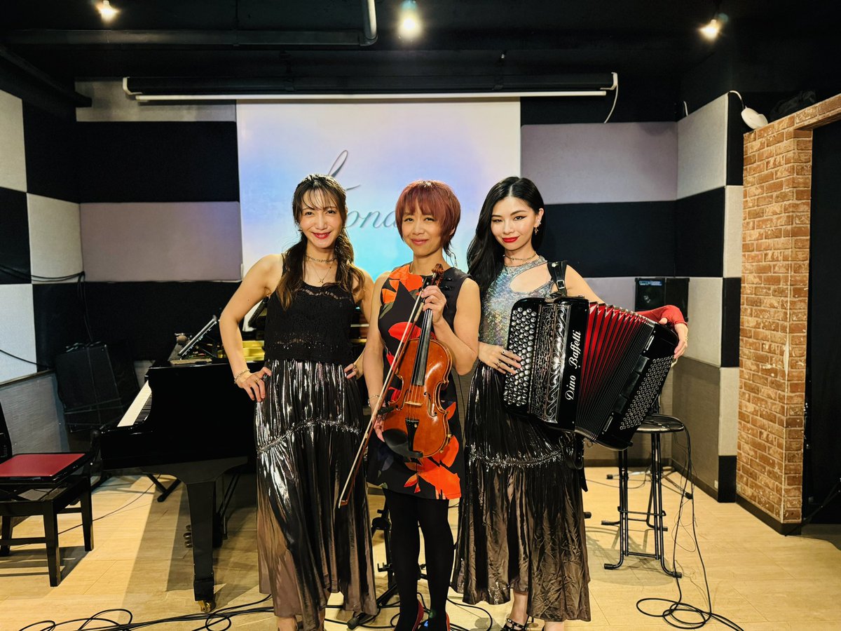 ★9/5(木)@赤坂tonalite
【巡〜MeguRee〜feat.violin平松加奈】
皆様ありがとうございました❤️
大好きなviolin平松加奈さんとのコラボは、楽しくてあっという間😍
巡のオリジナル曲を素敵に演奏していただき、至福のひと時❤️

巡2台piano忘年会LIVEが、
12/27@三鷹ナチュラルに決定🎉
是非🎹🎹❤️