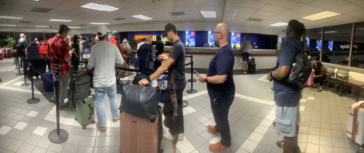 txcrna04's tweet photo. @Budget 
Why do I rent from budget?   It will be at least 1-2 hrs before I get my car.  The line to get to an agent is out the door. https://t.co/ZNZKAMOgBV