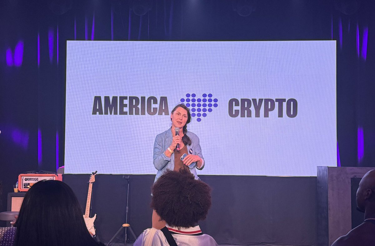 standwithcrypto's tweet photo. The CMO of Coinbase, @kate_rouch, explains the unbelievable amount of influence Nevada crypto owners will have this November. 

385k crypto owners in the state is 8x more than the vote differential in the 2020 election. 

#AmericaLovesCryptoTour https://t.co/pCrhqYZ7C9