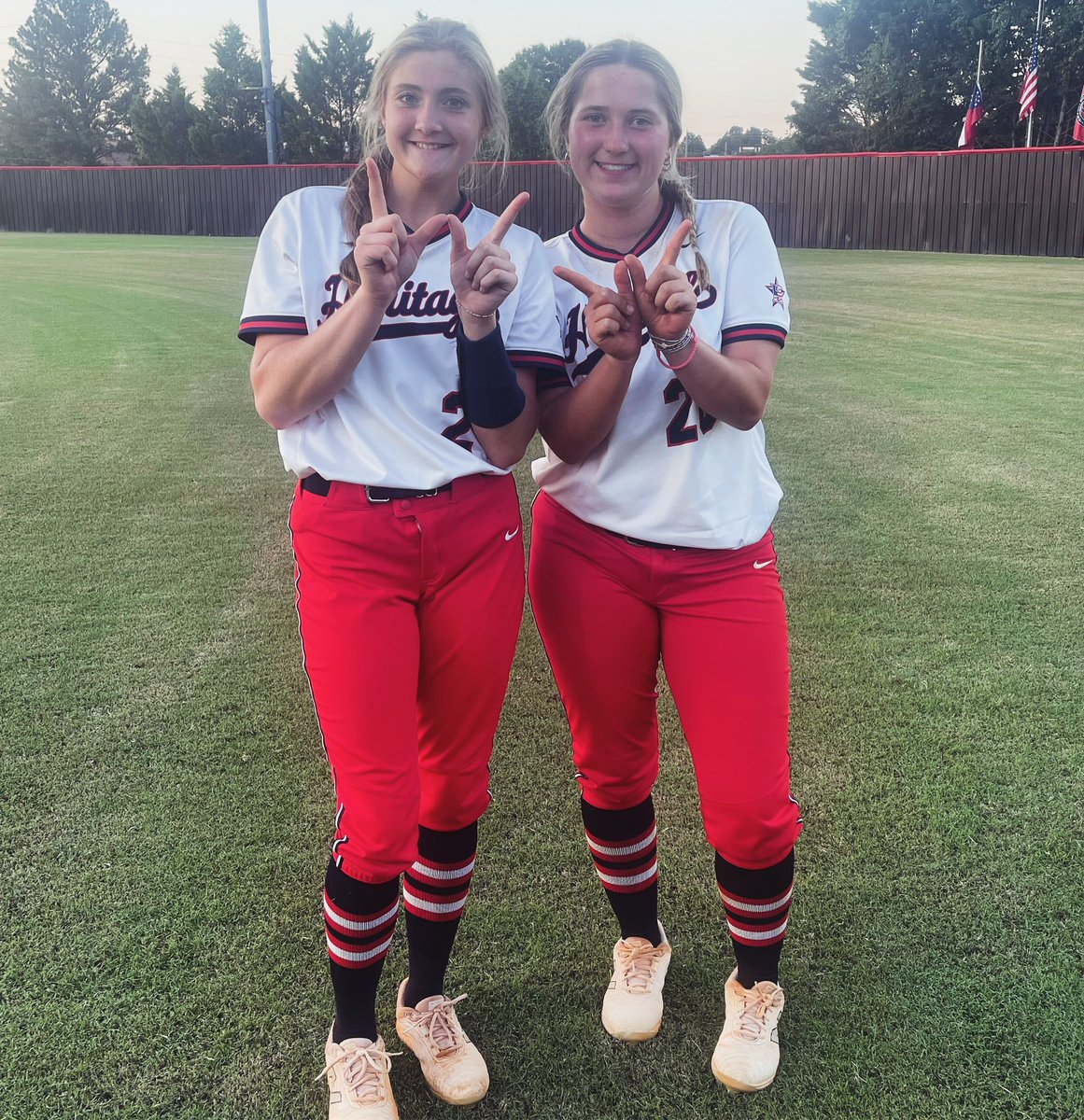 Winna Winna x 2

Generals beat LFO 6-0! Ella Blansit was 3 for 3 at the plate and Addie Edwards threw a complete game shutout with 14 strikeouts! 🥎❤️💙⭐️