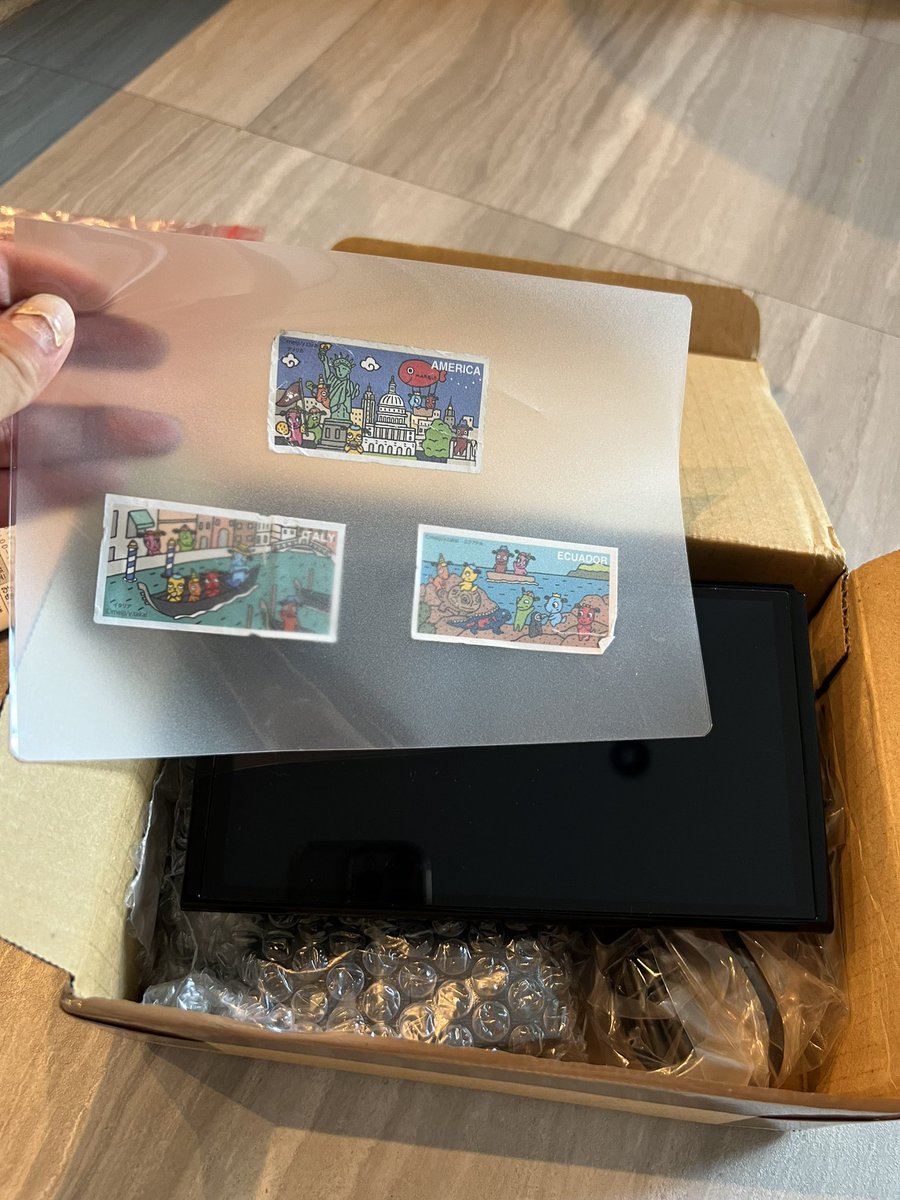 任天堂Switchが壊れたから修理に出したんだけど…多分本体交換

そしたらね、Switchに貼ってあったどーでもいいシールが丁寧に剥がされてファイリングされて返って来た。

もしかしたら大事なものかもしれない
もしかしたら想い出のシールかもしれない

"ゲームは子供にとってとても大切な宝物ものだ"