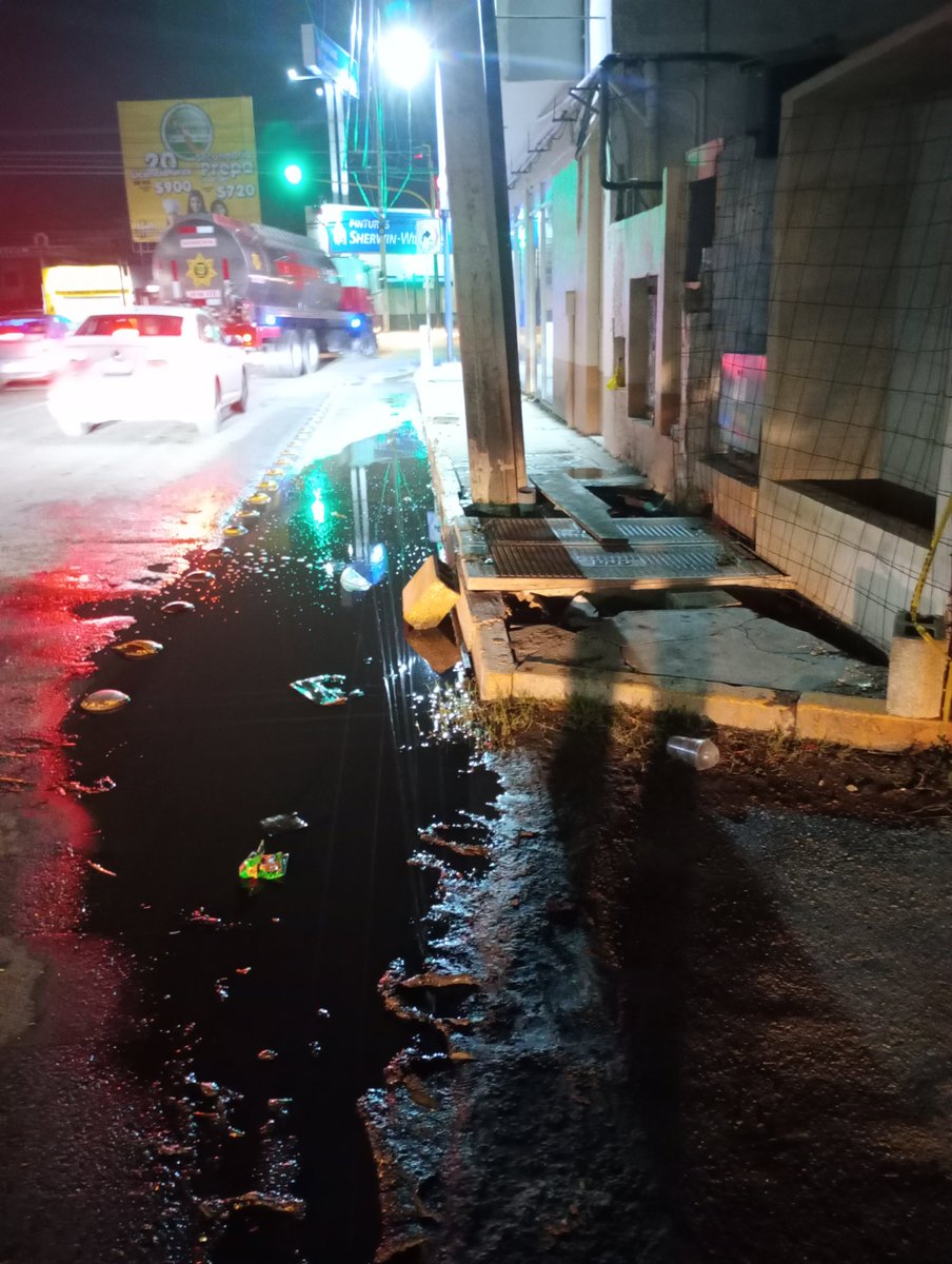 Dariadne's tweet photo. @AyuntaMerida @MauVila 
Ojalá puedan resolver esto antes de irse, tiene meses esto en calle 50 casi esquina con Av Canek, es un peligro ese tablón se ha desgastado con la lluvia y alguien puede caer si se rompe. Con la lluvia no hay por dónde cruzar https://t.co/oFIxvF8hWE