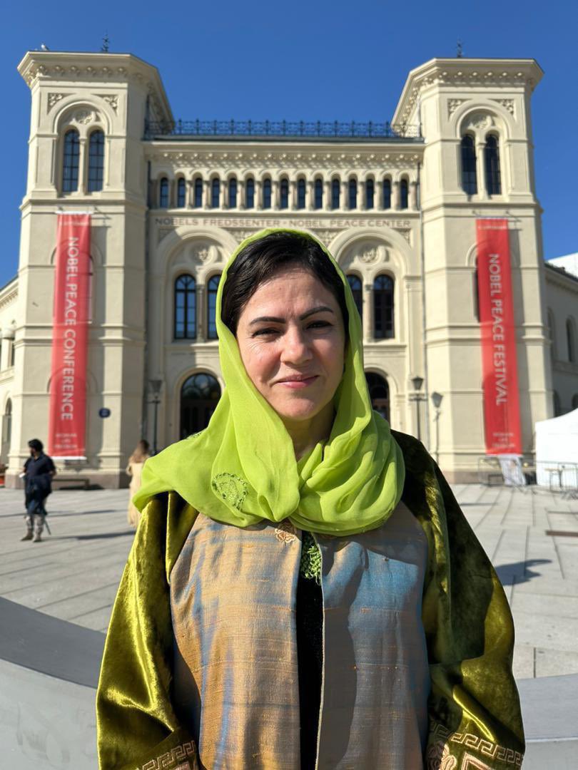 Kapisai7's tweet photo. فوزیه کوفی نمادی از شجاعت و آزادی 💚

@Fawziakoofi77 https://t.co/lKcOf8tYcf