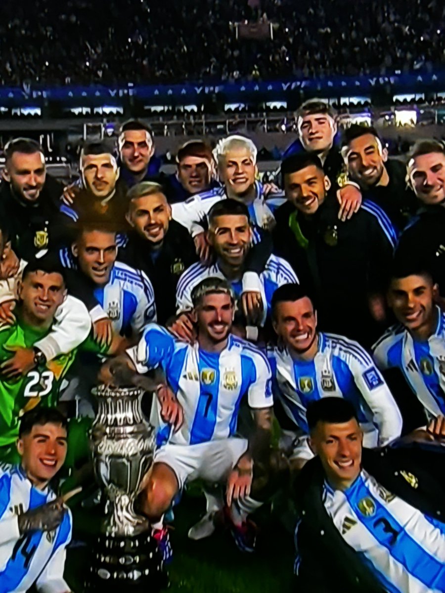 Argentina sigue confirmando, por si hiciera falta, que estamos frente a nuestra mejor selección de la historia.
Campeón del mundo, bicampeón de América y desfilando en eliminatorias una vez más.
Nunca Brasil estuvo tan abajo nuestro como ahora.
Qué lindo poder disfrutarlo!