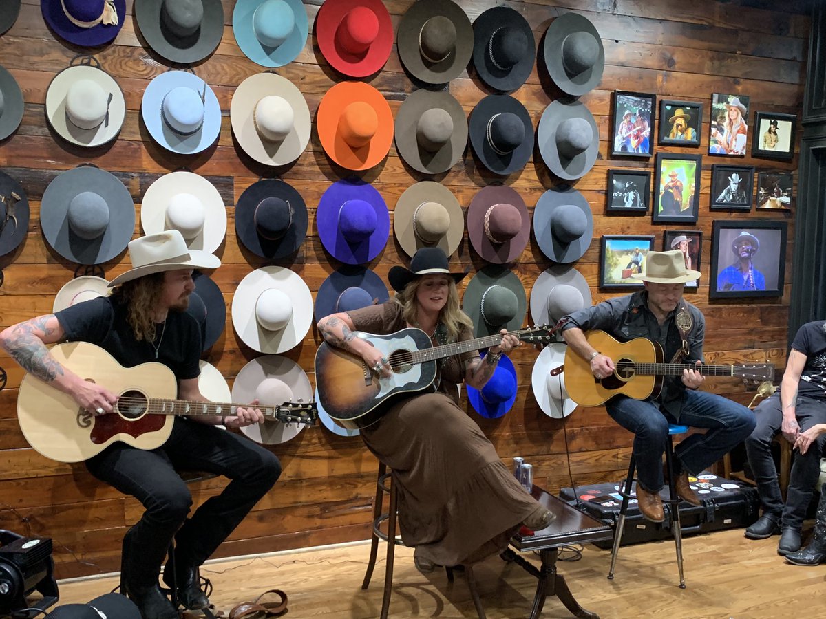 Real big time seeing my old pals <a href="/adamhoodmusic/">Adam Hood</a> and <a href="/HUNNICUTTMF/">Taylor Hunnicutt</a> in Music City tonight! Big ol year for the State of Alabama!