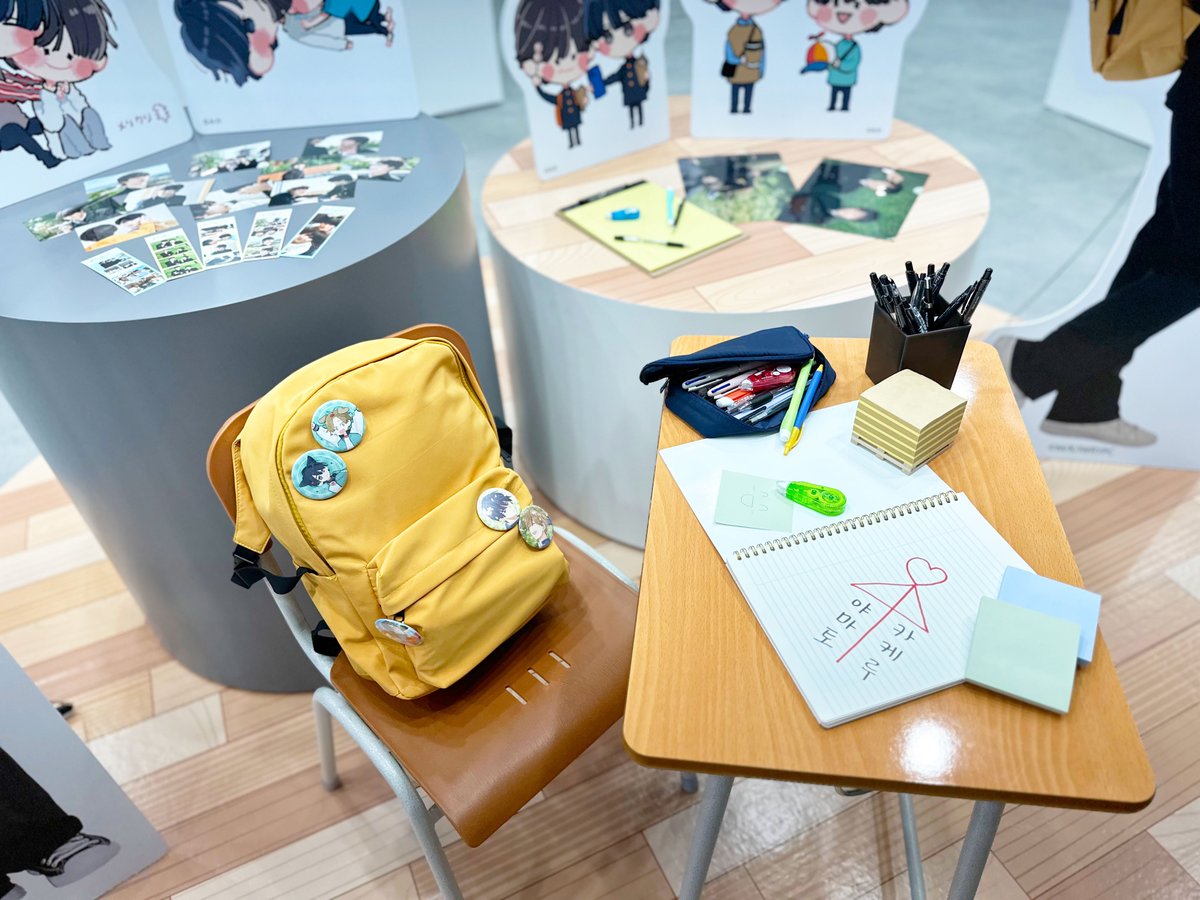 limition_pick's tweet photo. #너에게는닿지않아. × LIMITION
🏫POP-UP STORE 현장 스케치

「너에게는 닿지 않아.」 팝업스토어! 풋풋한 두 사람의 모습이 가득한 현장 공개🩵
작품의 여운을 느낄 수 있는 포토존이 곳곳에👀
놓치지 말고 확인하세요!

🗓️운영 기간 : 2024.08.30(금) - 09.22(일)

#리밋션 #LIMITION #굿즈 #팝업스토어 #한정굿즈
#君には届かない。 #키미나이 #BL만화 #BL드라마 #홍대팝업