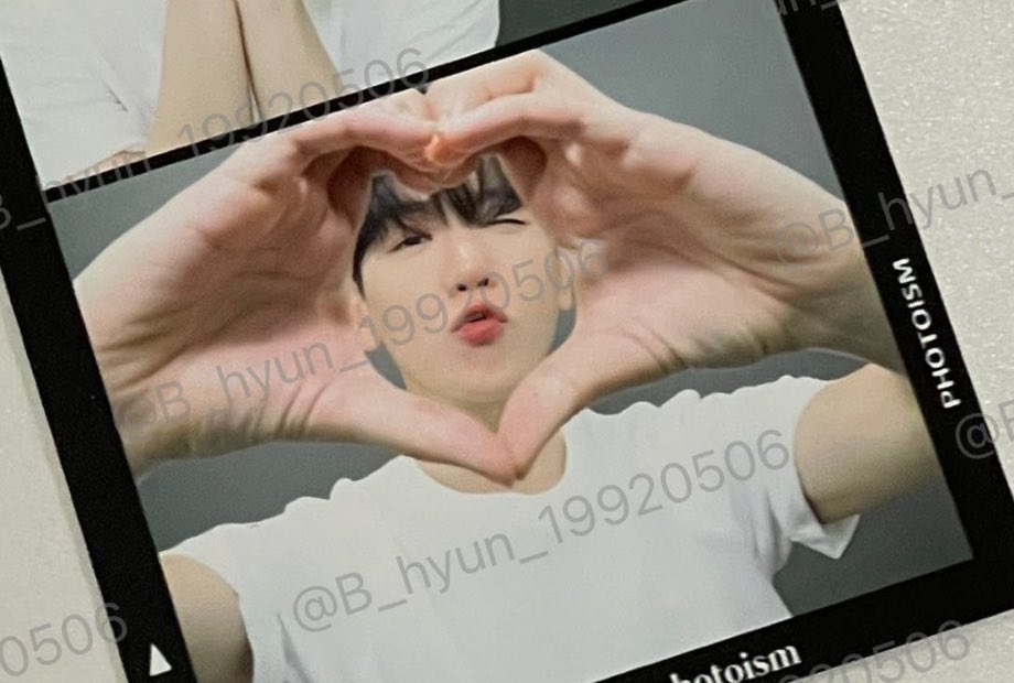 fullybaekh's tweet photo. 휀걸 줄 친필사인 포토이즘 막컷으로
                          이러한 포즈를 남겨주는 관록 >>

백현아 너어는…진짜 뭘 좀 안다 https://t.co/LusWdcs6Cl