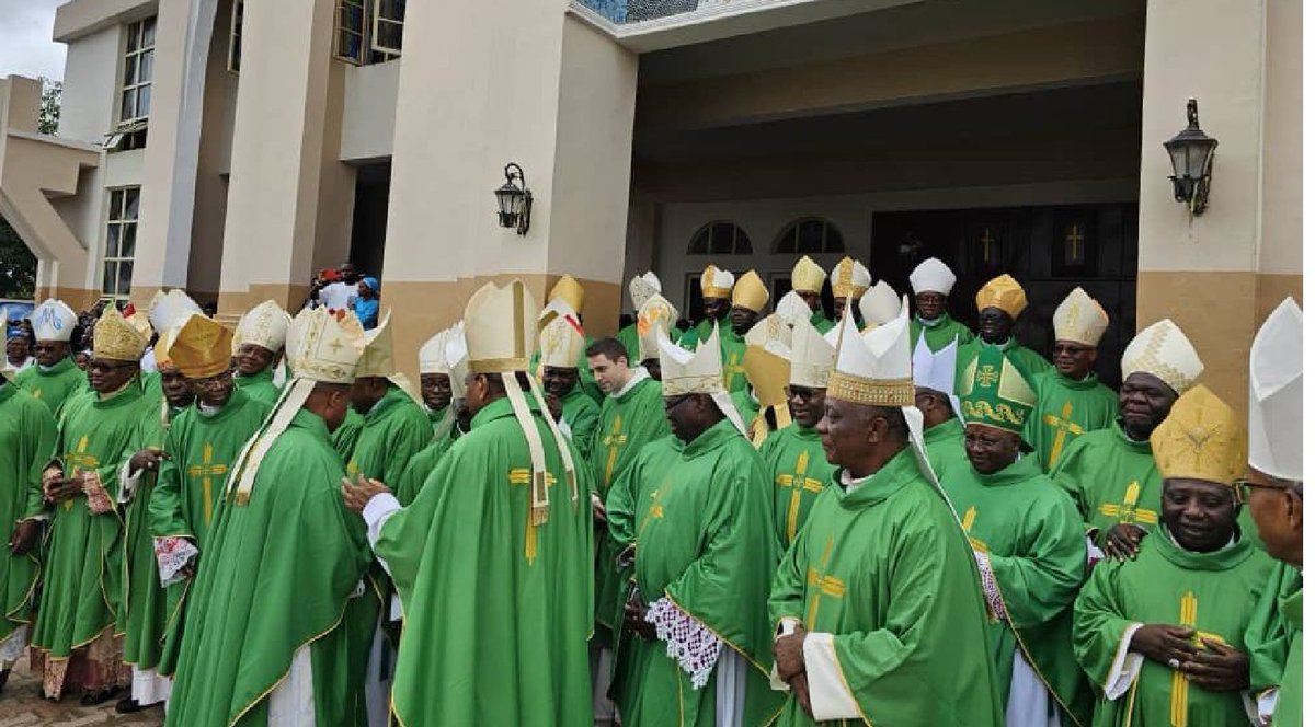 NotiCatolico's tweet photo. Obispos contra proliferación de “ministerios privados” de sacerdotes y mal uso de redes sociales https://t.co/2jFnNOUChY https://t.co/QwSunbsRvR